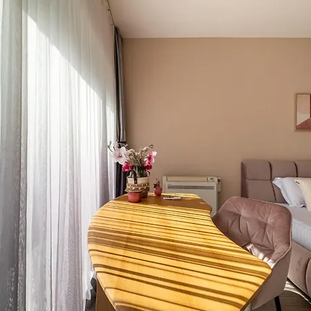 Black Sea Spacious 3br By Flat Manаger Apartment Warna